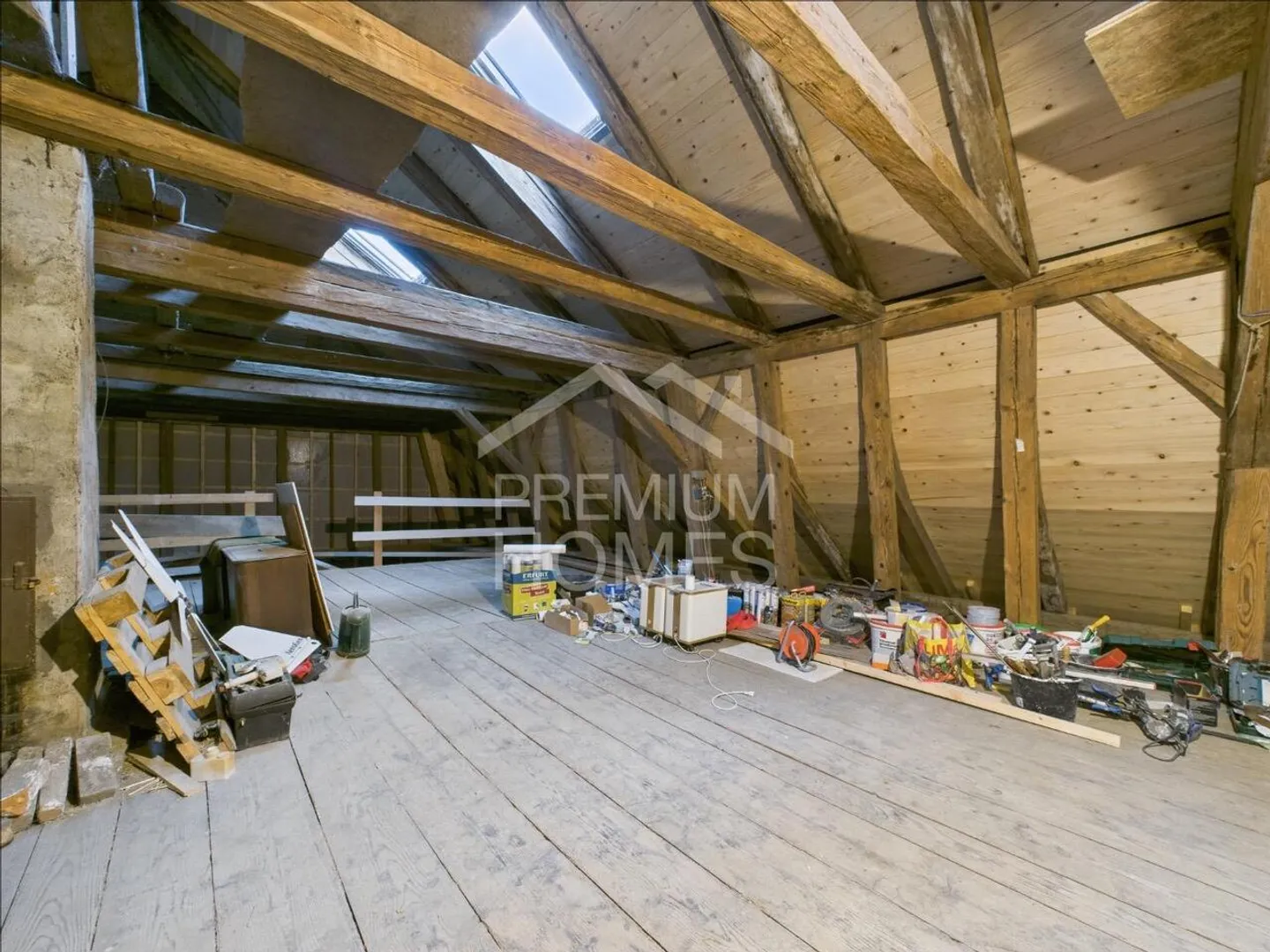 Casa multifamiliare versatile con potenziale di espansione e permessi di costruzione approvati - Foto 12 di 13