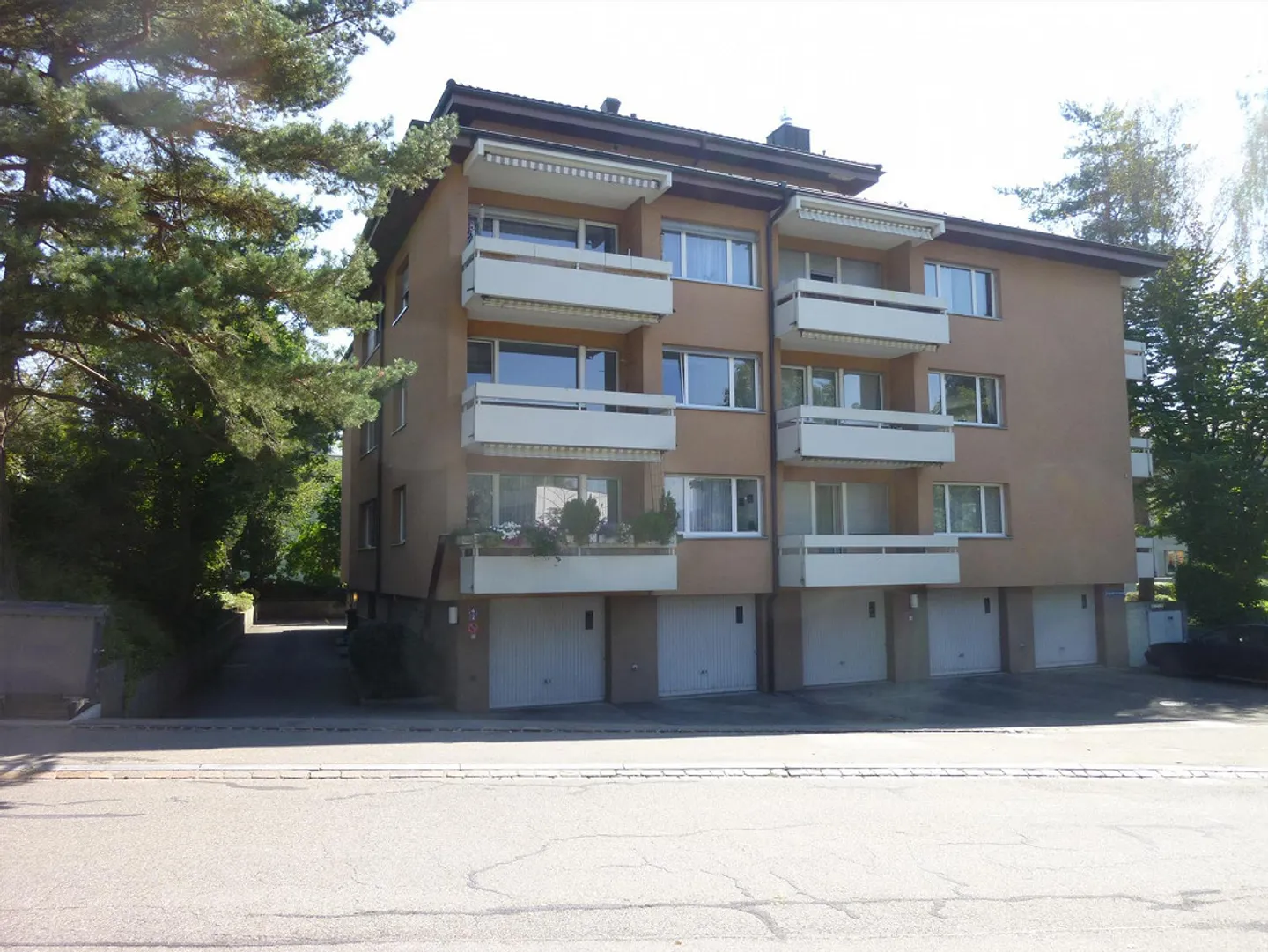 Spacious Penthouse Apartment in Schwerzenbach - Photo 2 of 13