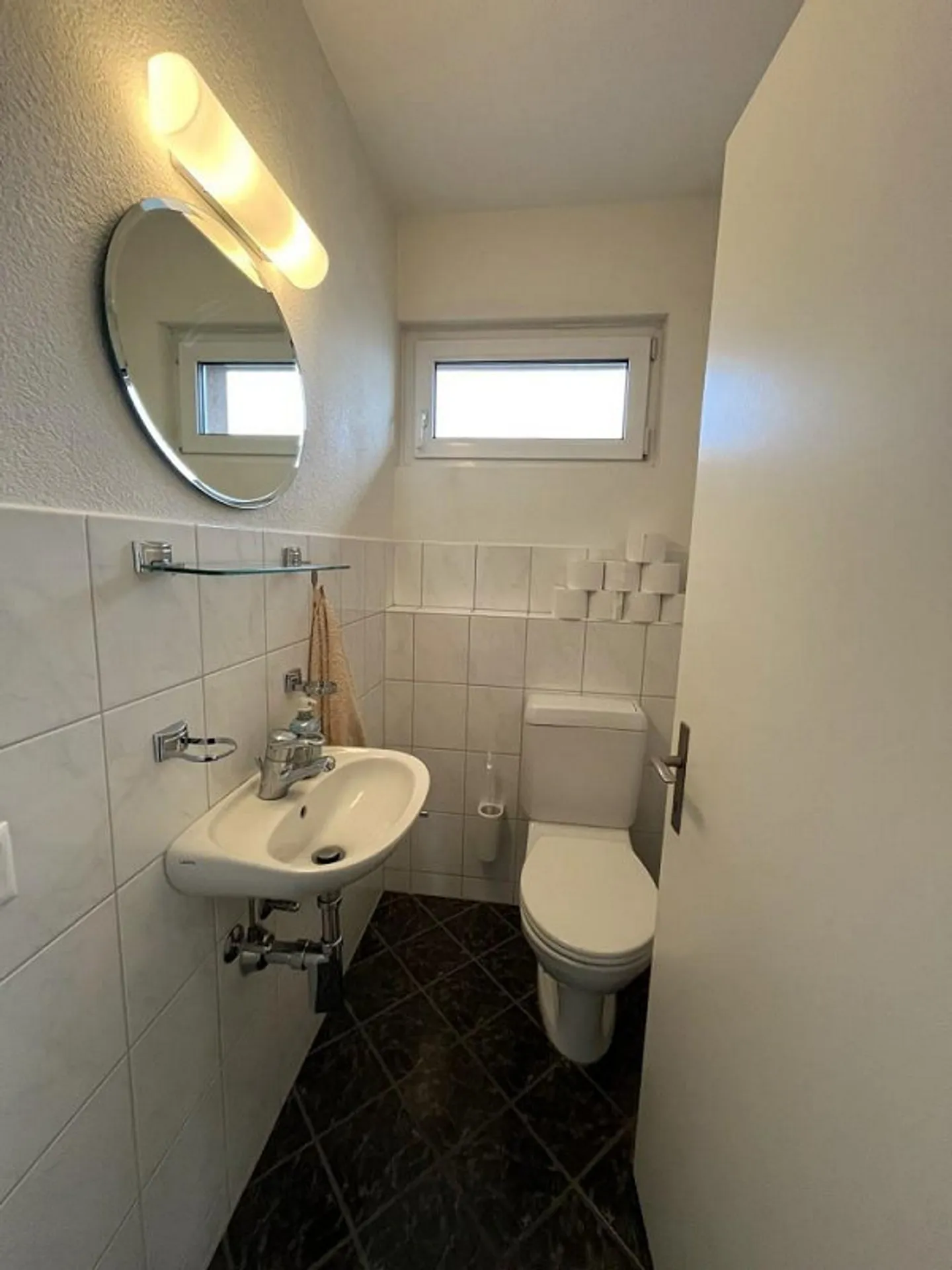 Spacious Penthouse Apartment in Schwerzenbach - Photo 12 of 13