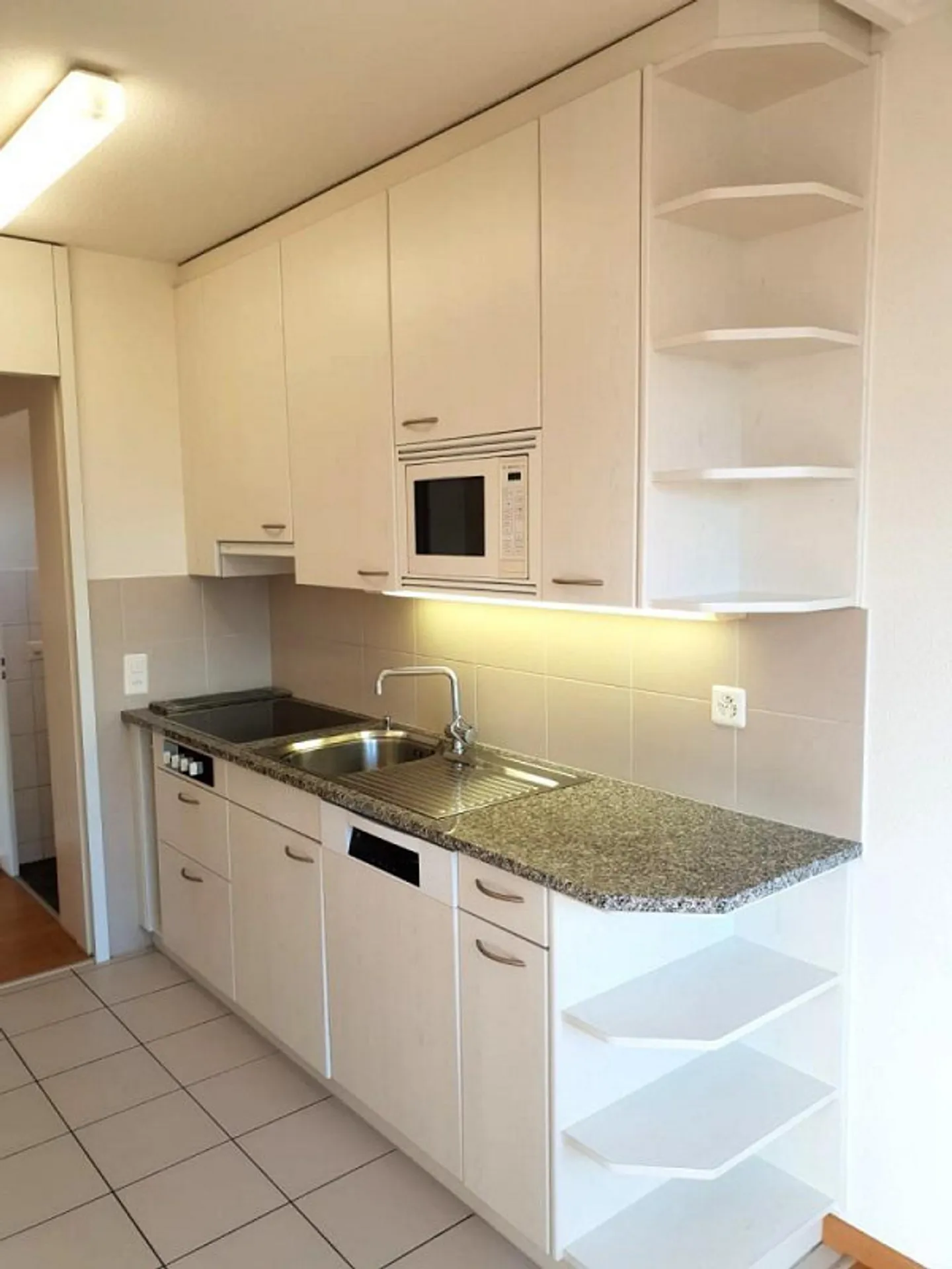 Spacious Penthouse Apartment in Schwerzenbach - Photo 4 of 13