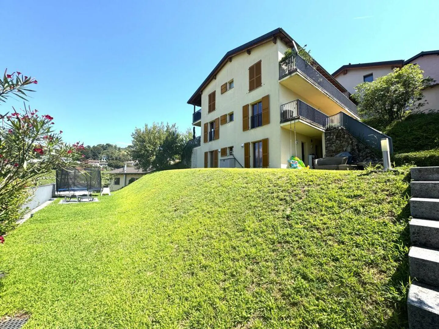 Bel appartement de 5,5 pièces avec terrasse et jardin privé - Photo 2 sur 9