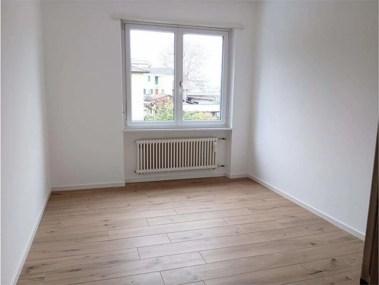 BRIGHT 4.5-ROOM APARTMENT WITH GARDEN IN COLDRERIO - Photo 4 of 10