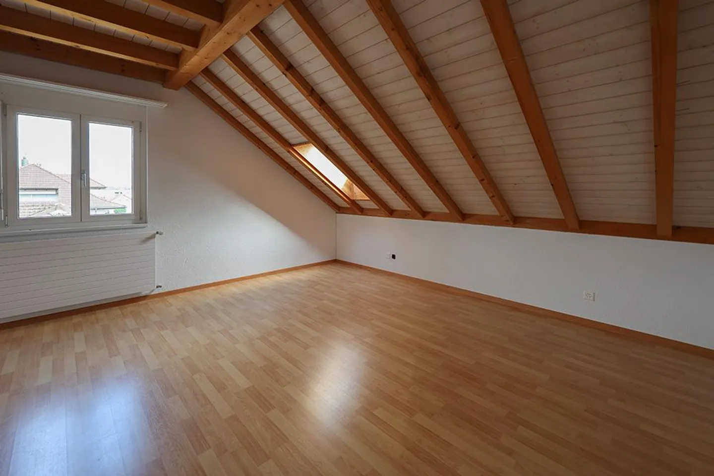 Appartement sous les toits charmant - Photo 3 sur 7
