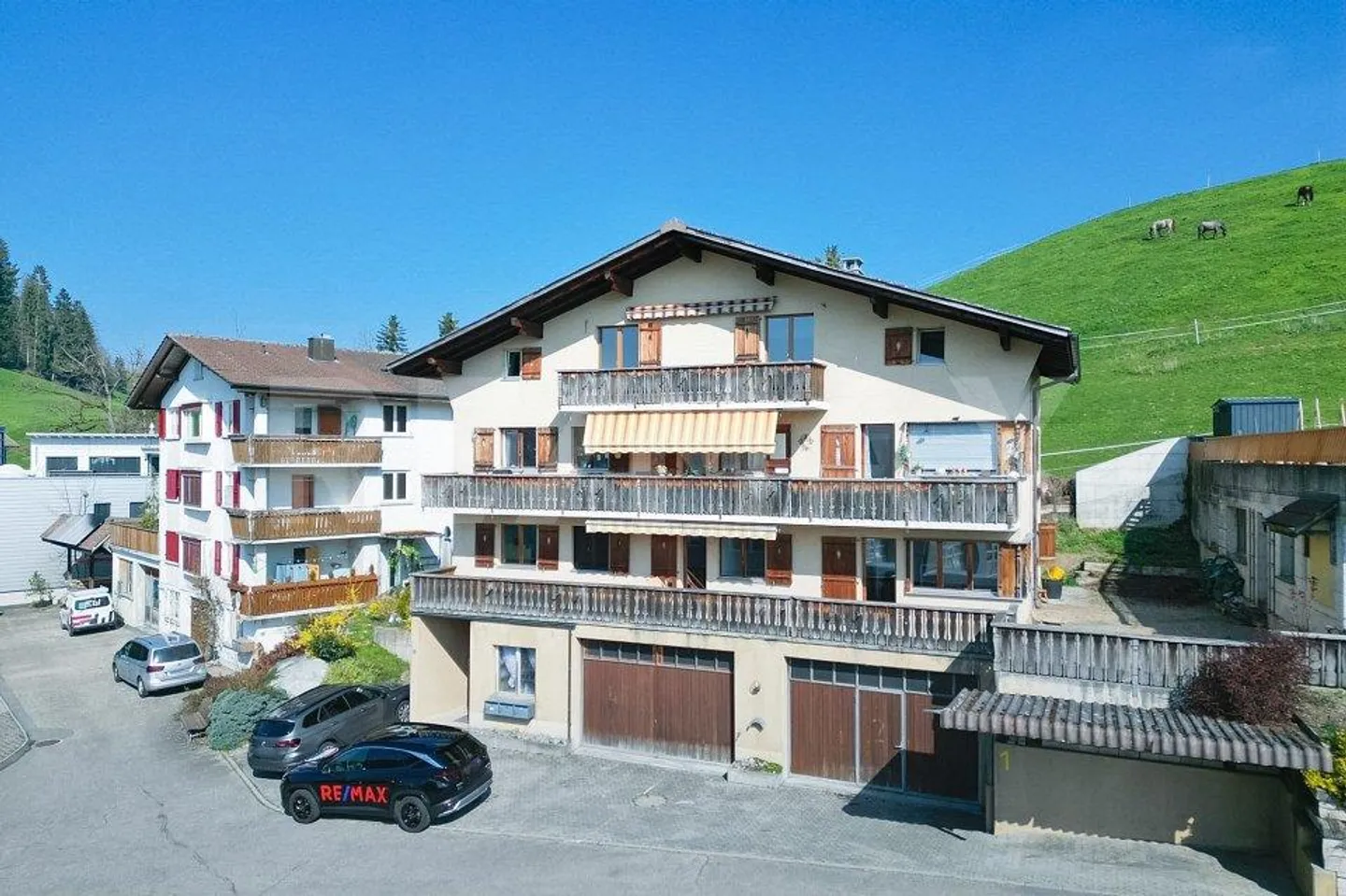 Mehrfamilienhaus mit Gewerbefläche - Foto 1 von 13