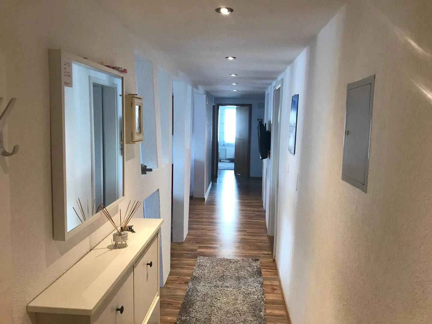 Appartement spacieux de 5,5 pièces dans un emplacement central - Photo 2 sur 15