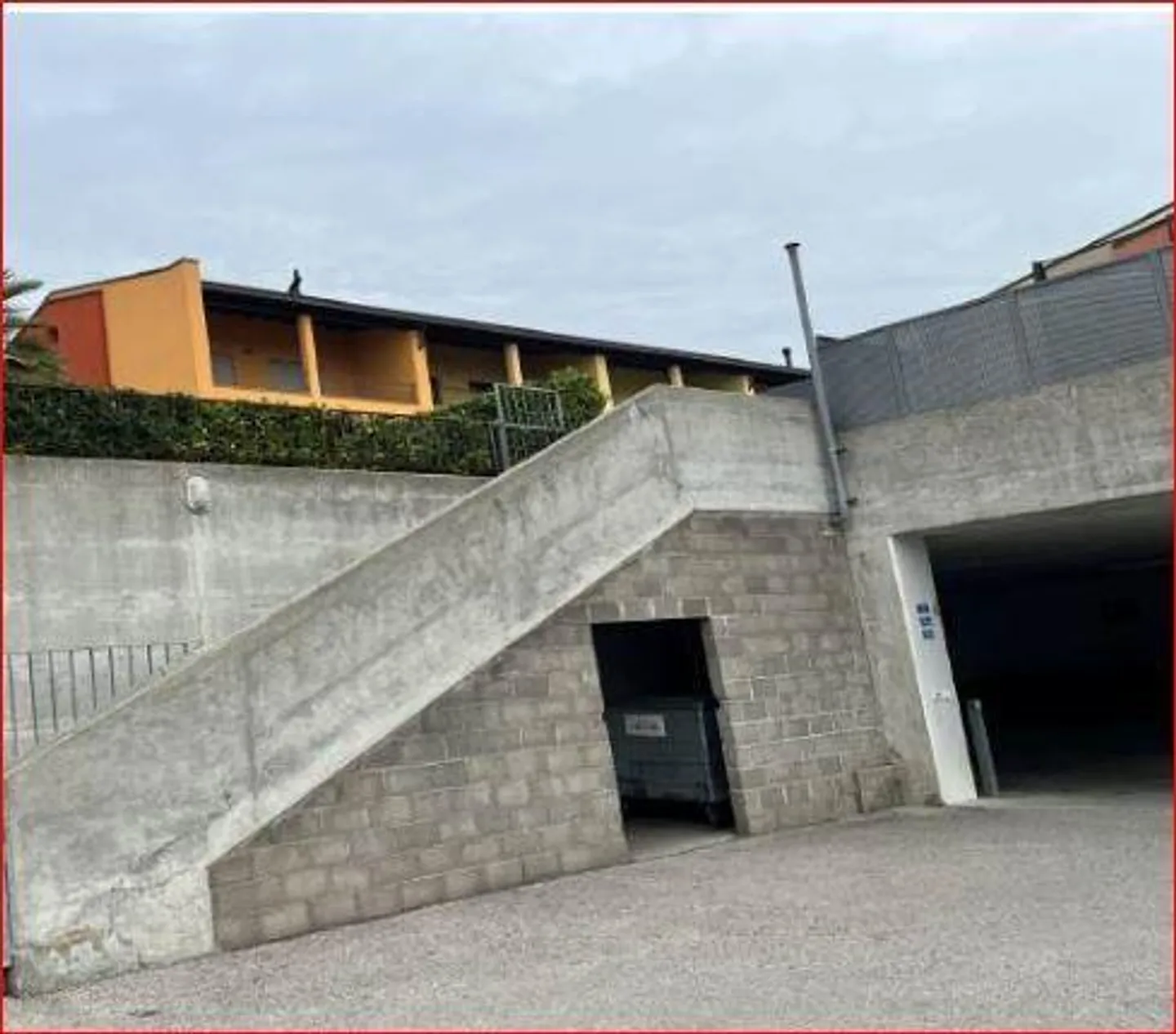 Wohnung mit 2 Garagen - Foto 1 von 13