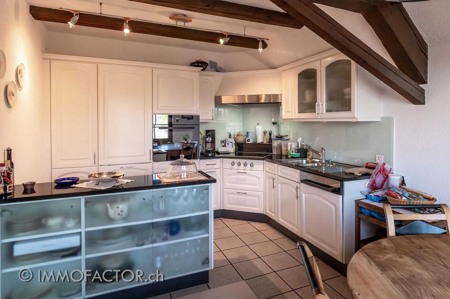 Charming Home with Old Building Flair, Plenty of Space & Sunny Balcony 💕 - Photo 4 of 16