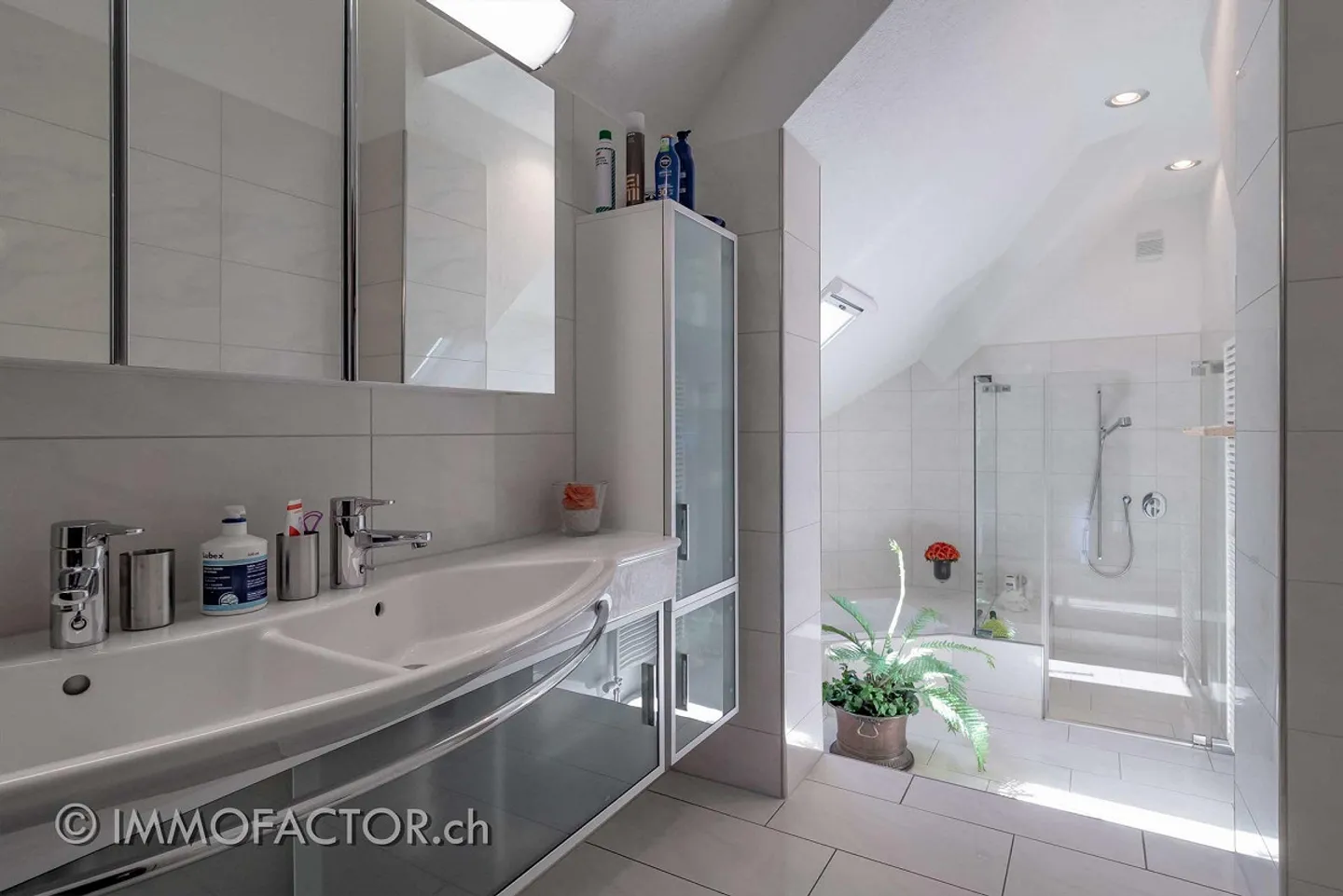 Charming Home with Old Building Flair, Plenty of Space & Sunny Balcony 💕 - Photo 12 of 16