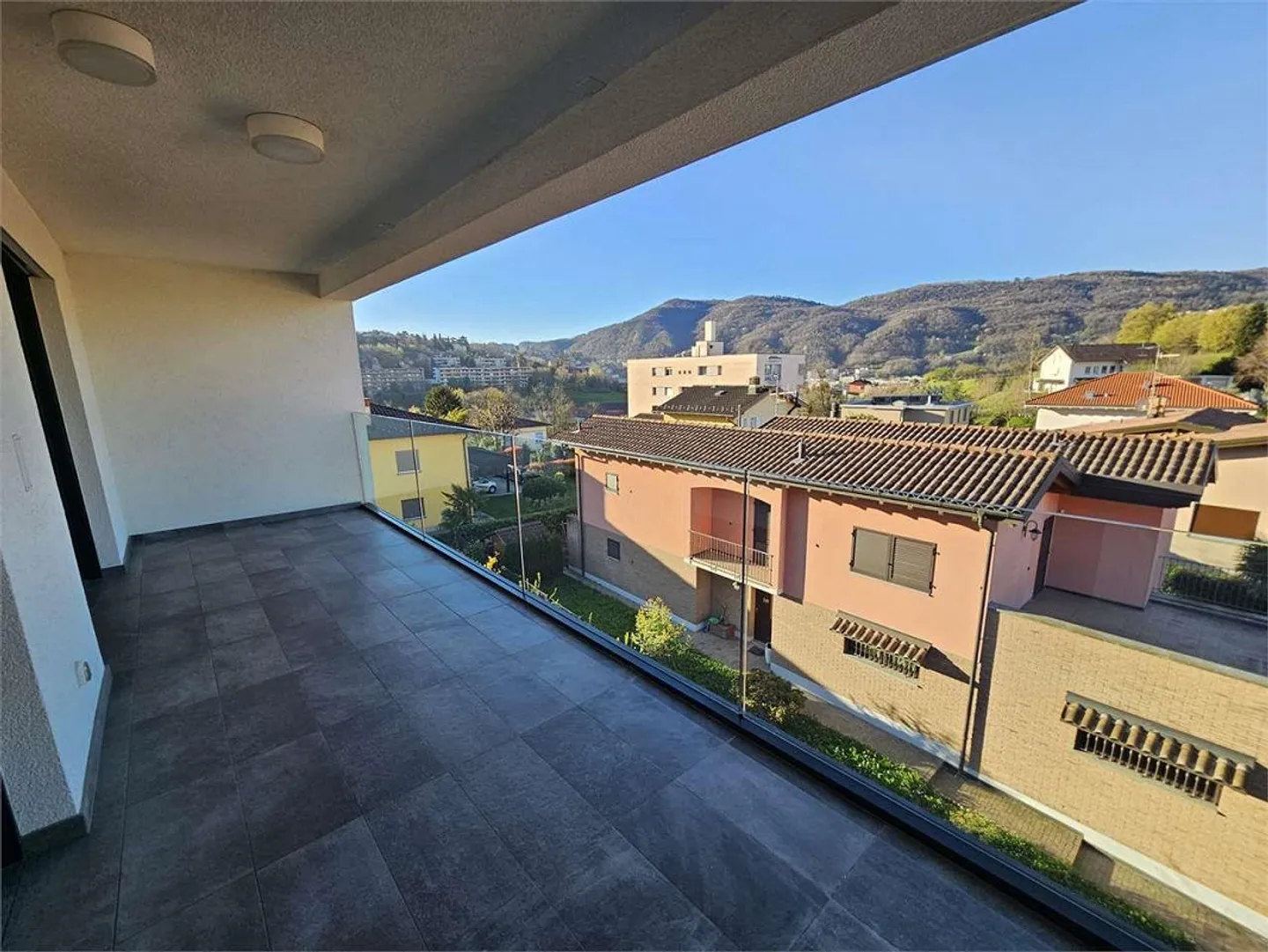 Geräumige Wohnung mit Terrasse - Foto 7 von 13