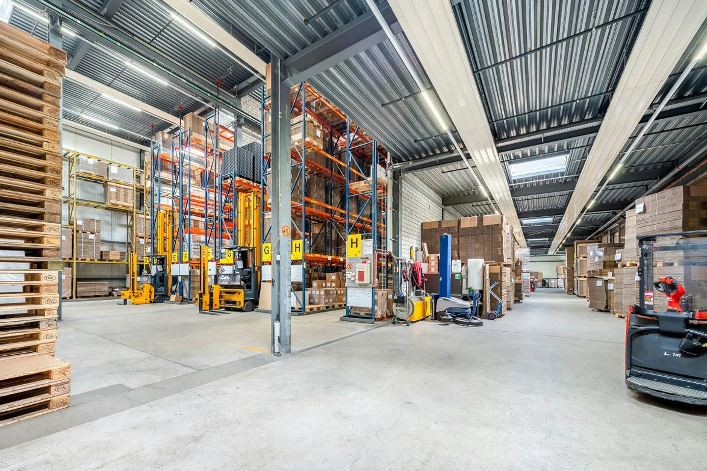 Halbautomatisches Hochregallager mit ca. 2'200 Standard-Palettenplätzen - Foto 4 von 5