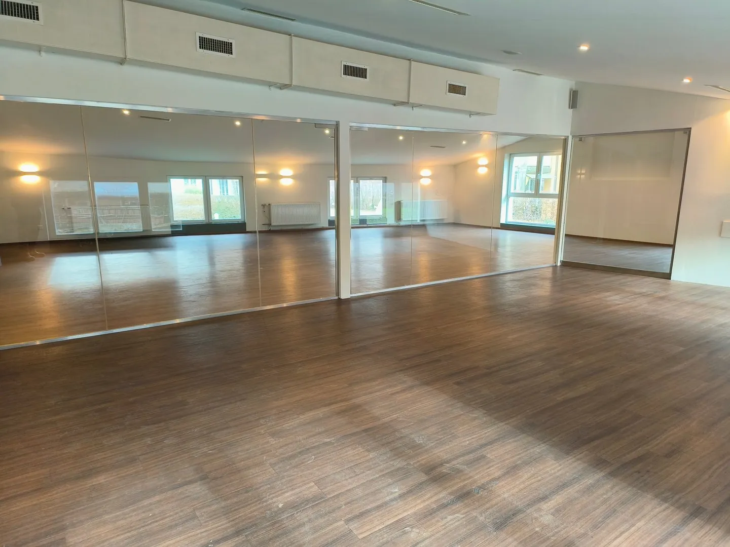 Surface commerciale attrayante d'env. 200 m² - utilisable de multiples façons, disponible immédiatement - Photo 1 sur 3