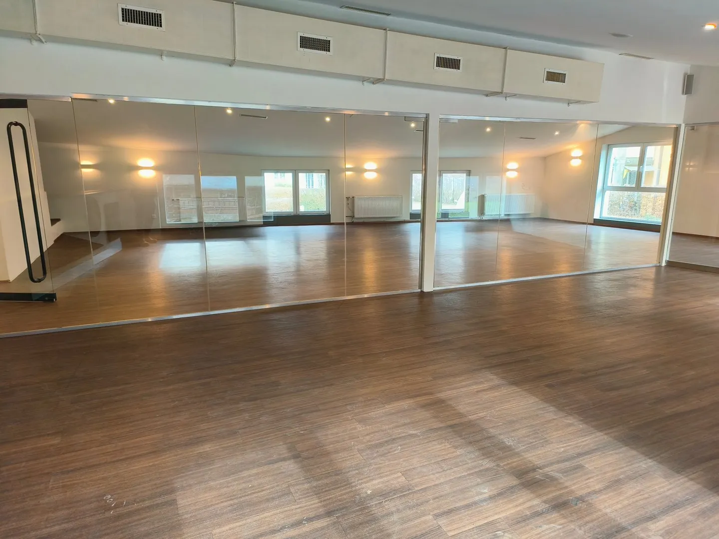 Surface commerciale attrayante d'env. 200 m² - utilisable de multiples façons, disponible immédiatement - Photo 2 sur 3