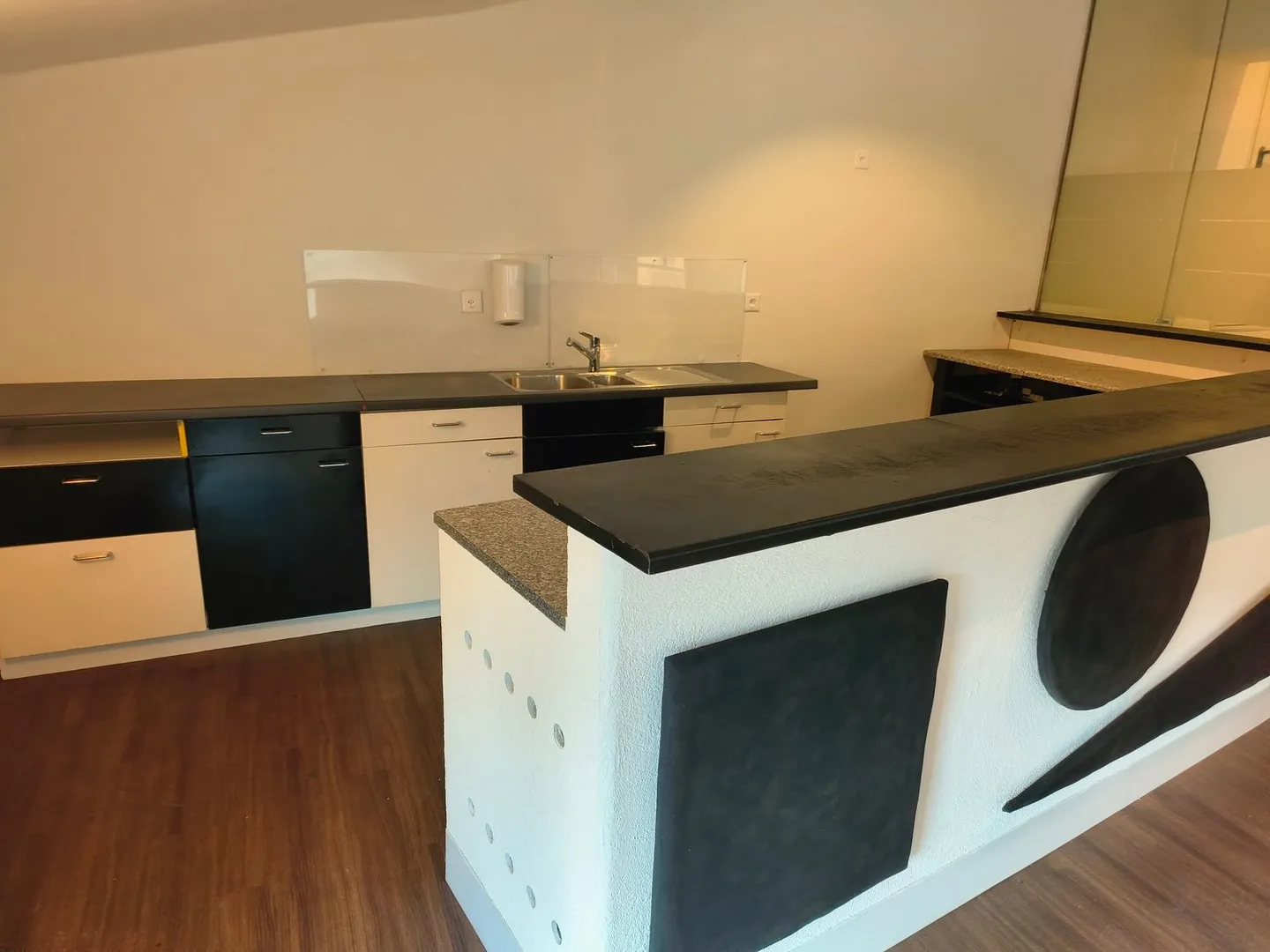 Surface commerciale attrayante d'env. 200 m² - utilisable de multiples façons, disponible immédiatement - Photo 3 sur 3