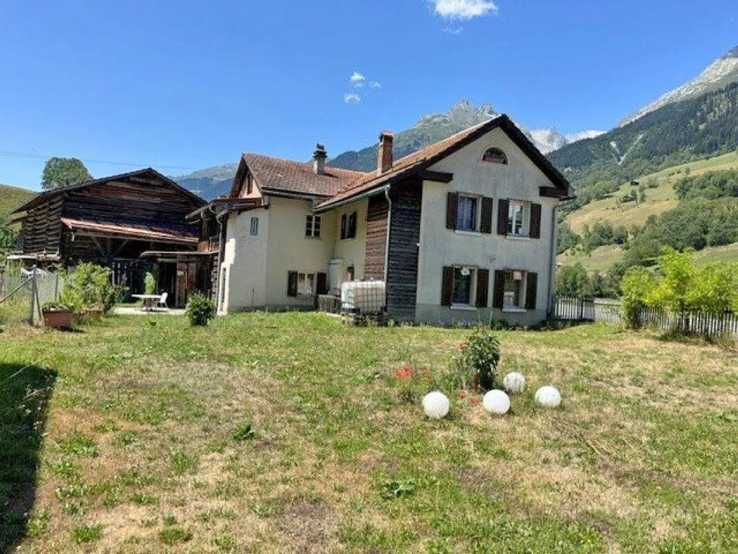 Two-family house with 2½-room apartment and 3½-room apartment - Photo 1 of 5