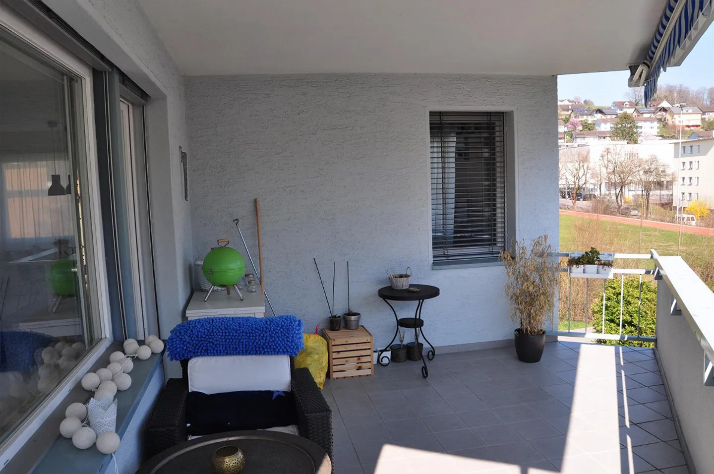 Appartement 2.5 pièces confortable et bien ensoleillé avec grand balcon - Photo 1 sur 9