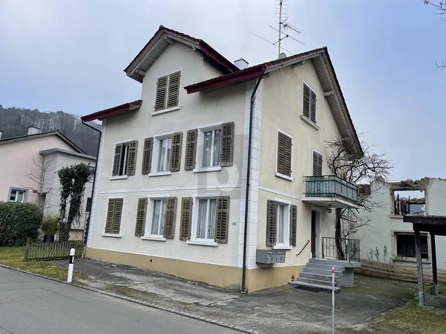 CENTRAL LOCATION WITH INTERESTING RETURN POTENTIAL - Photo 3 of 4