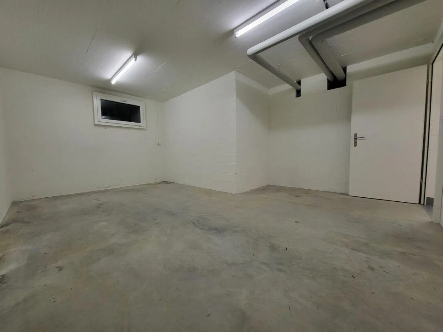 Espace de bricolage ou de stockage spacieux - Photo 3 sur 4