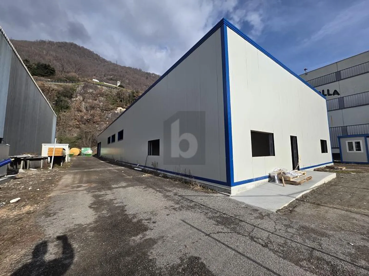 SPAZIOSO IN POSIZIONE SOLEGGIATA E STRATEGICA - Foto 1 di 4