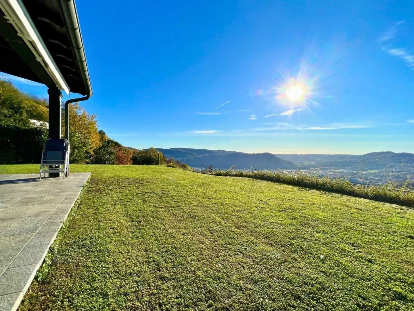Elegante villa con ampio giardino e due appartamenti annessi - Foto 17 di 19