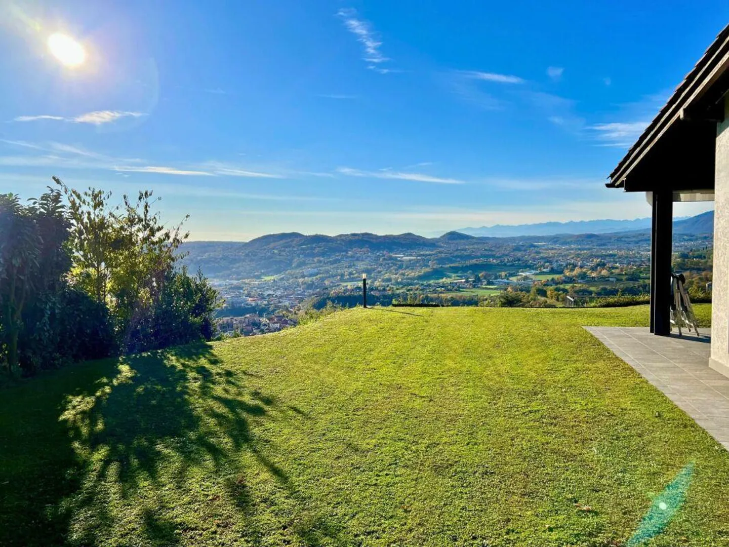 Elegante villa con ampio giardino e due appartamenti annessi - Foto 19 di 19