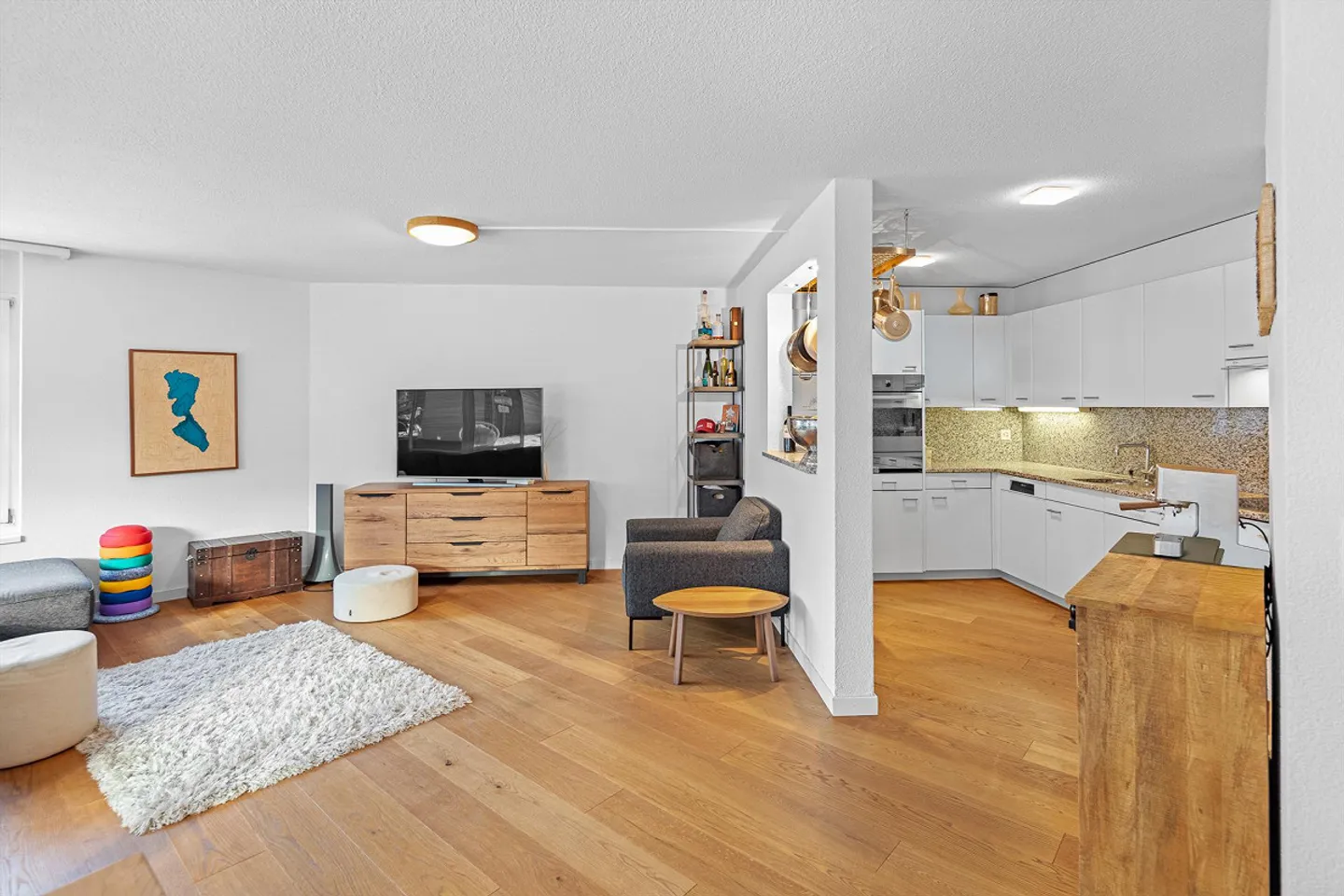 Charming Garden Apartment in the Heart of Hünenberg - Photo 4 of 14