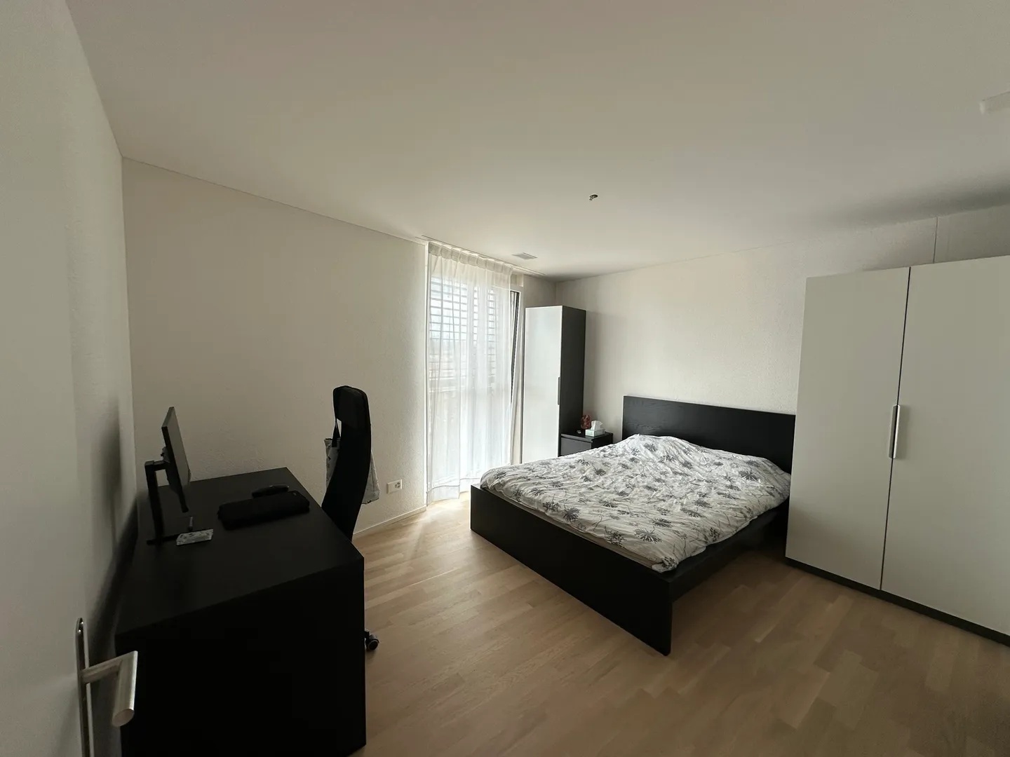 Modern Apartment with Mountain View - Photo 3 of 10