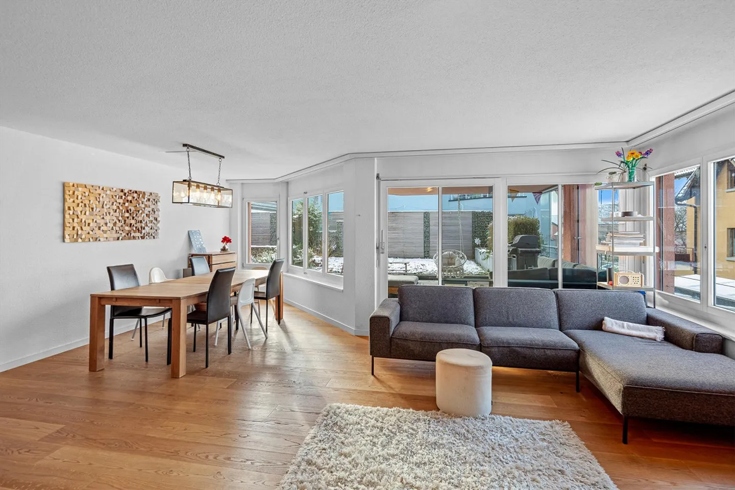 Charming Garden Apartment in the Heart of Hünenberg - Photo 2 of 14