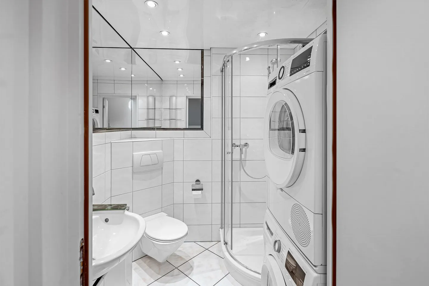 Charming Garden Apartment in the Heart of Hünenberg - Photo 9 of 14