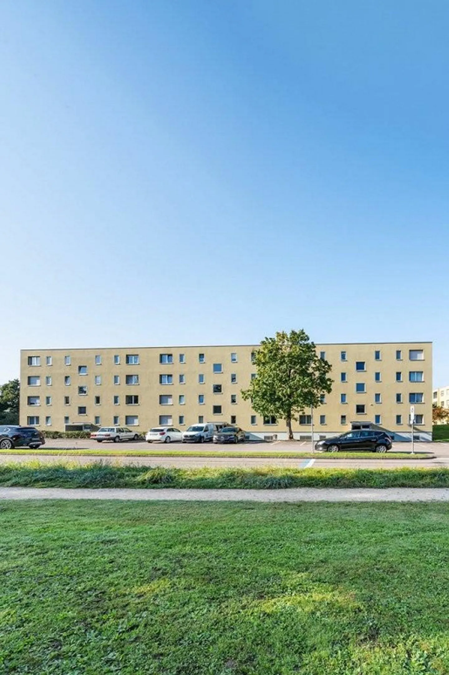 Appartamento luminoso di 4 stanze in un ambiente verde - Foto 1 di 8