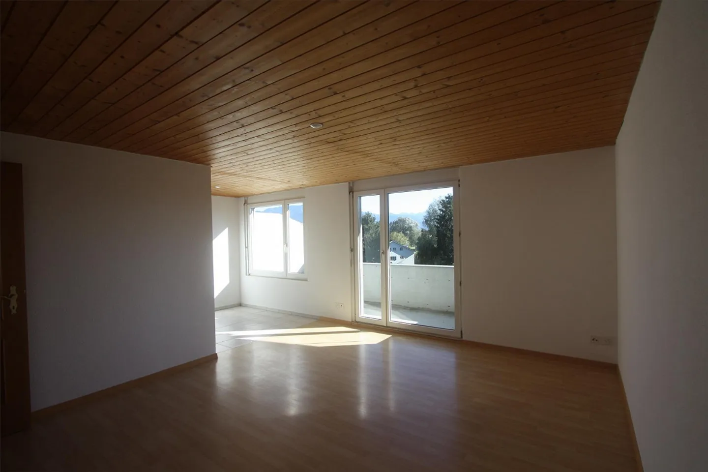Charmante Dachgeschosswohnung mit unverbaubarer Aussicht - Foto 4 von 10