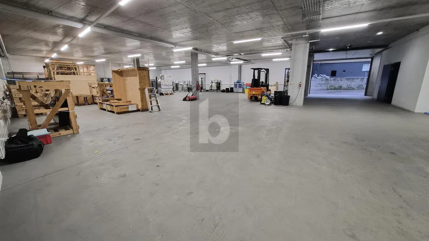 Espace Commercial Spacieux - Photo 2 sur 6