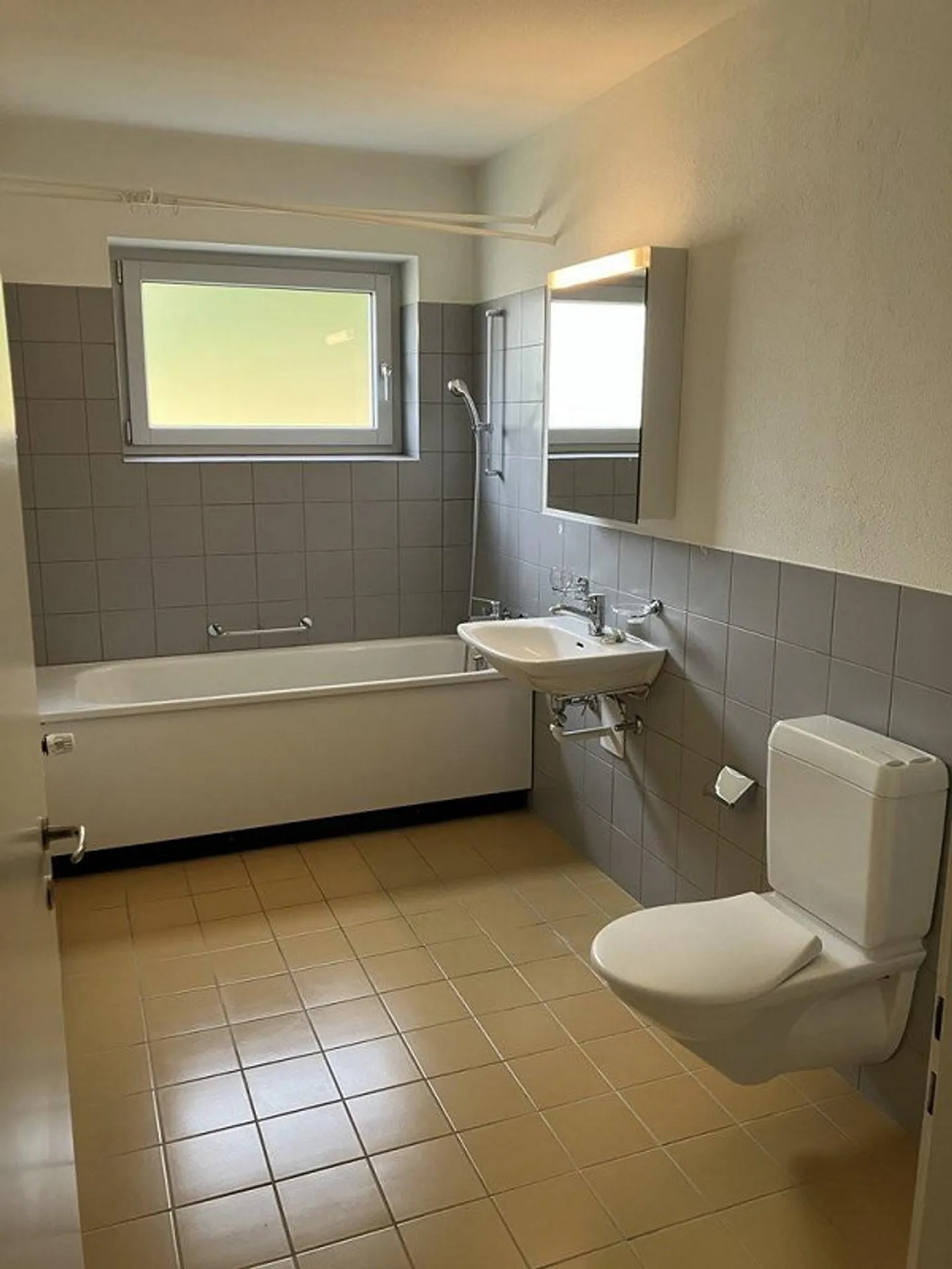 Helles Apartment mit grossem Balkon - Foto 3 von 6