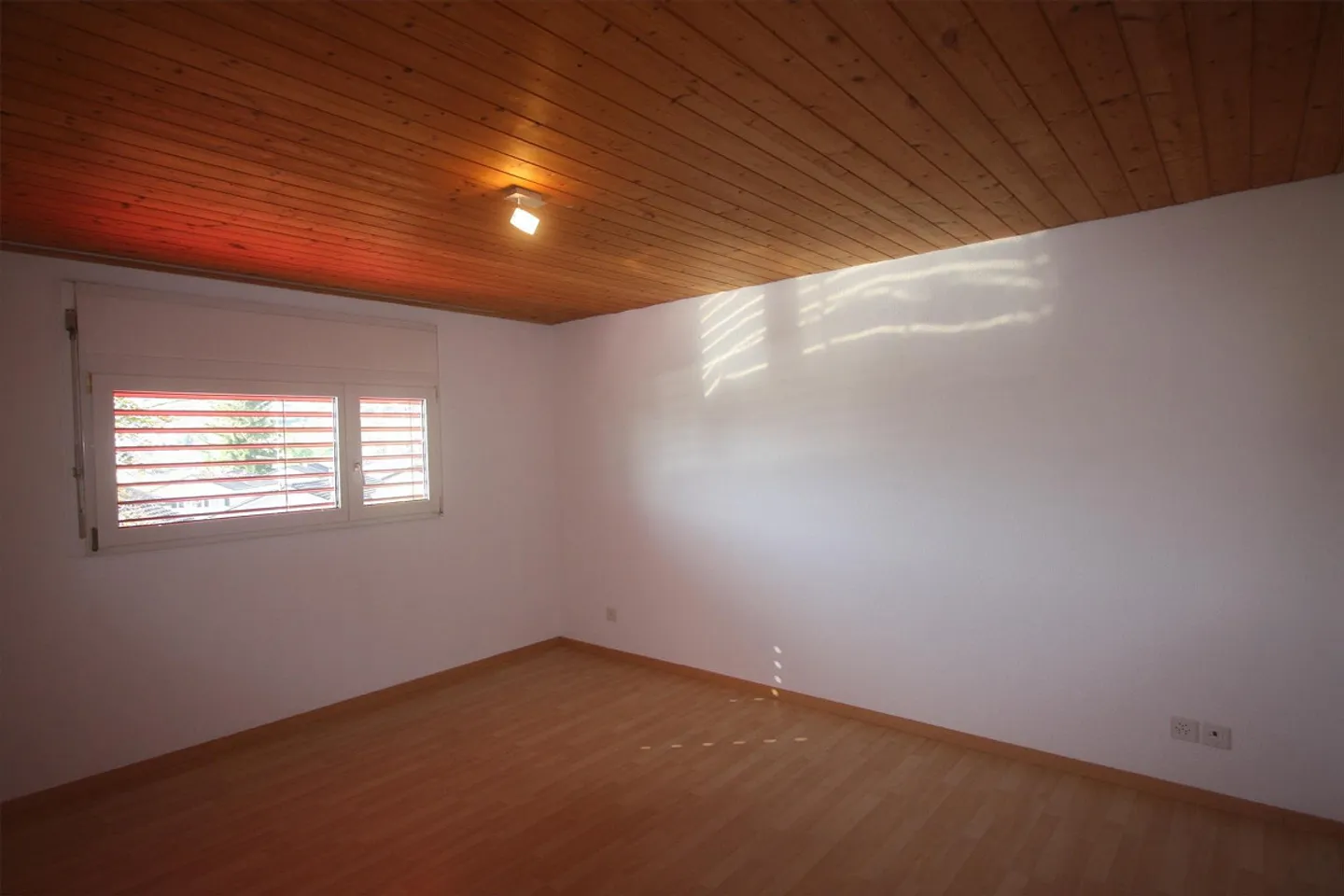 Charmante Dachgeschosswohnung mit unverbaubarer Aussicht - Foto 9 von 10