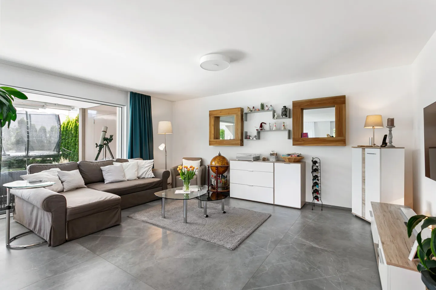 Modern and stylish with plenty of space - Photo 2 of 6
