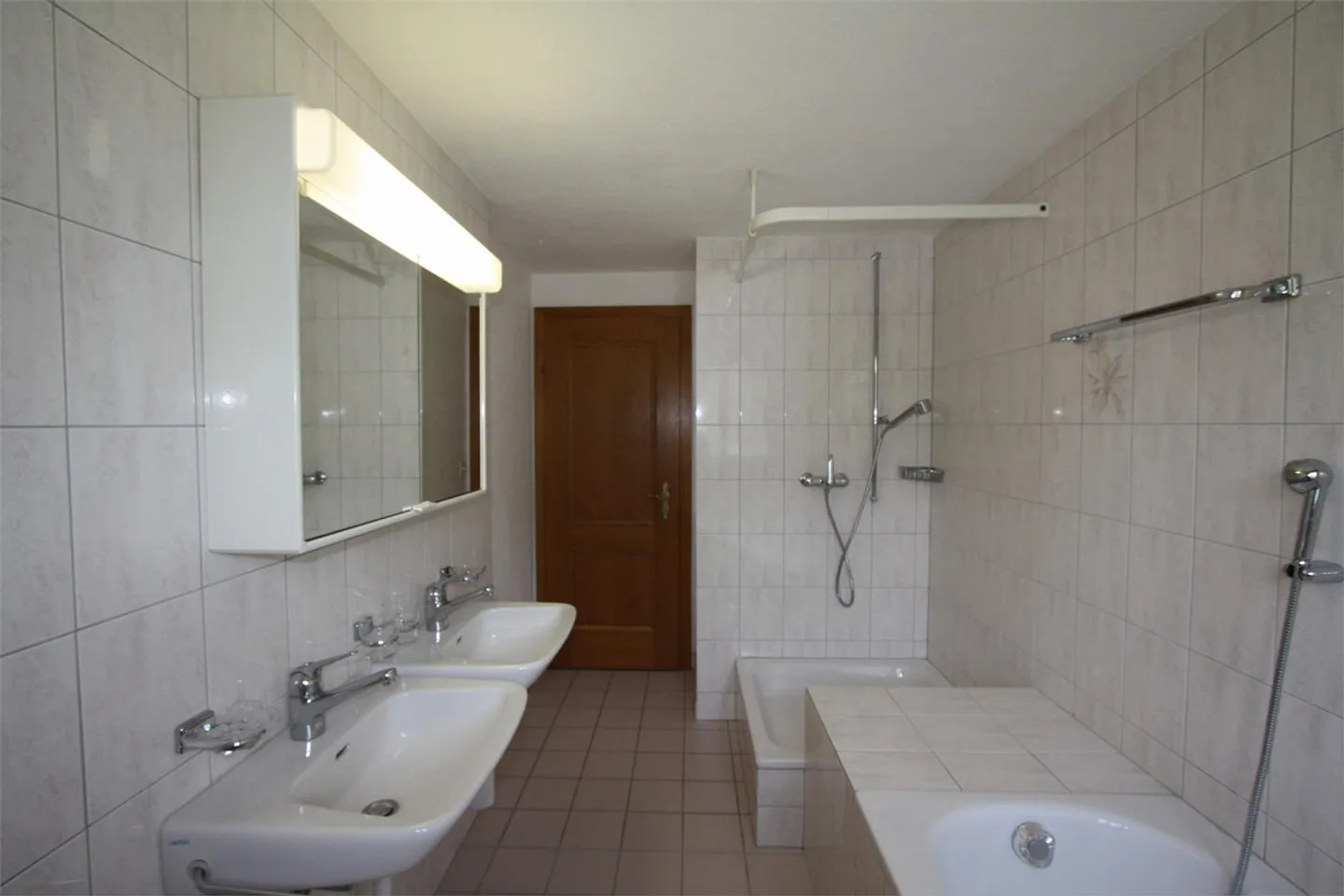 Charmante Dachgeschosswohnung mit unverbaubarer Aussicht - Foto 8 von 10