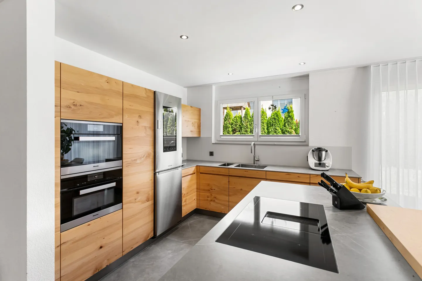 Modern and stylish with plenty of space - Photo 3 of 6
