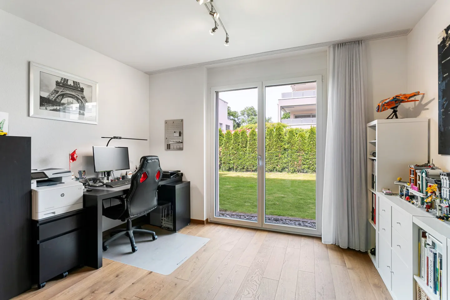 Modern and stylish with plenty of space - Photo 4 of 6
