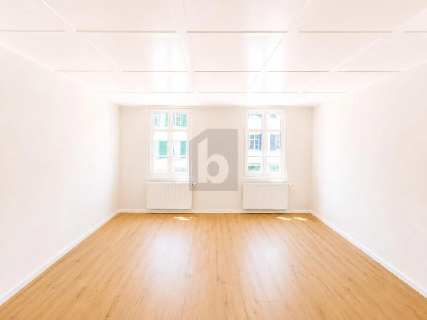 MODERN AND STYLISH - Photo 5 of 6