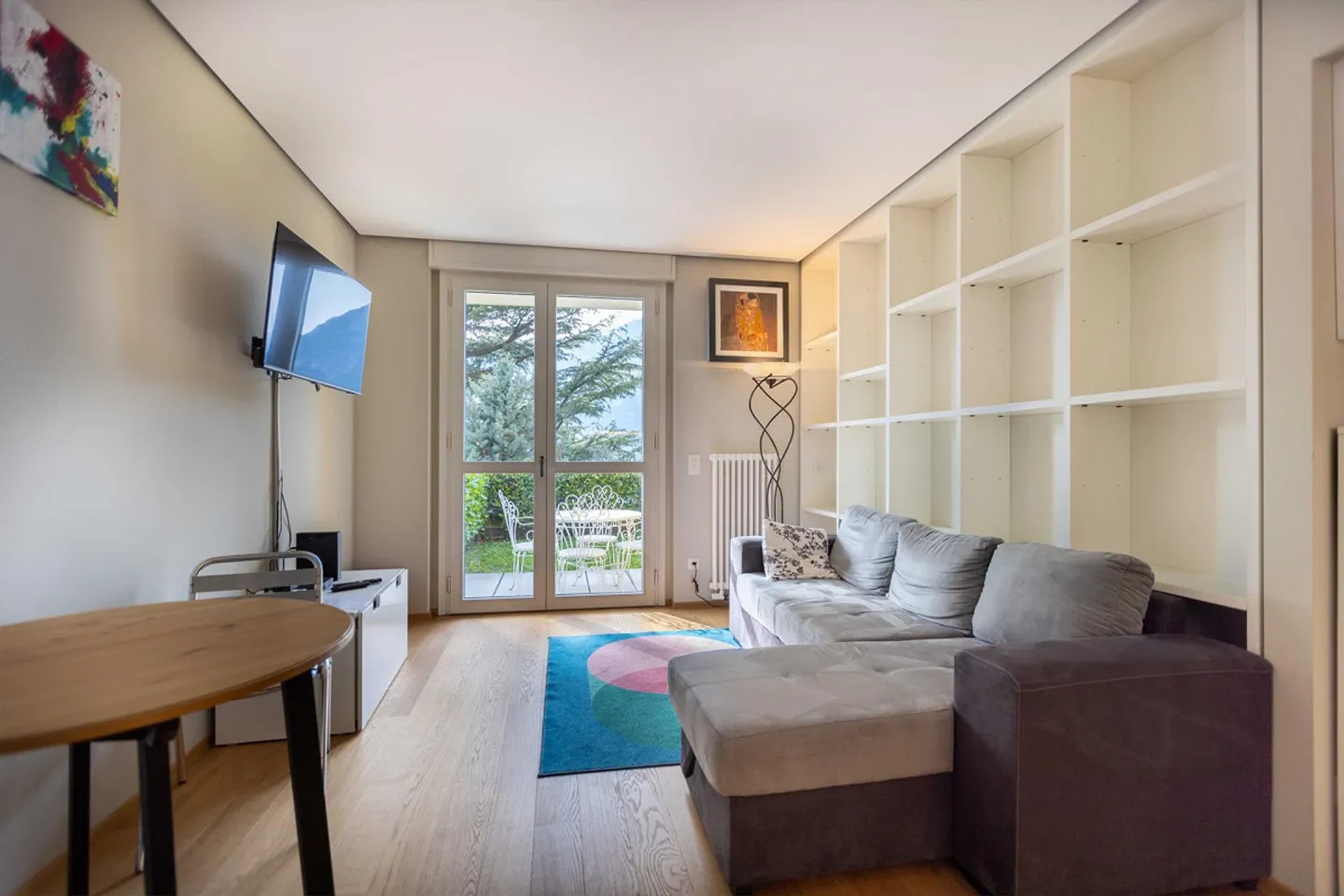 Beautiful 2.5-Room Lake View Apartment with Garden in Bissone - Photo 2 of 9