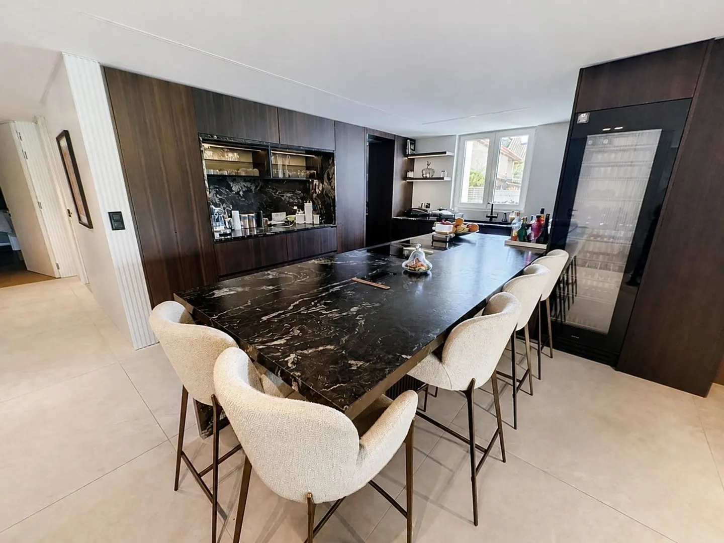 Elegance, spacious rooms and breathtaking view - Photo 3 of 6