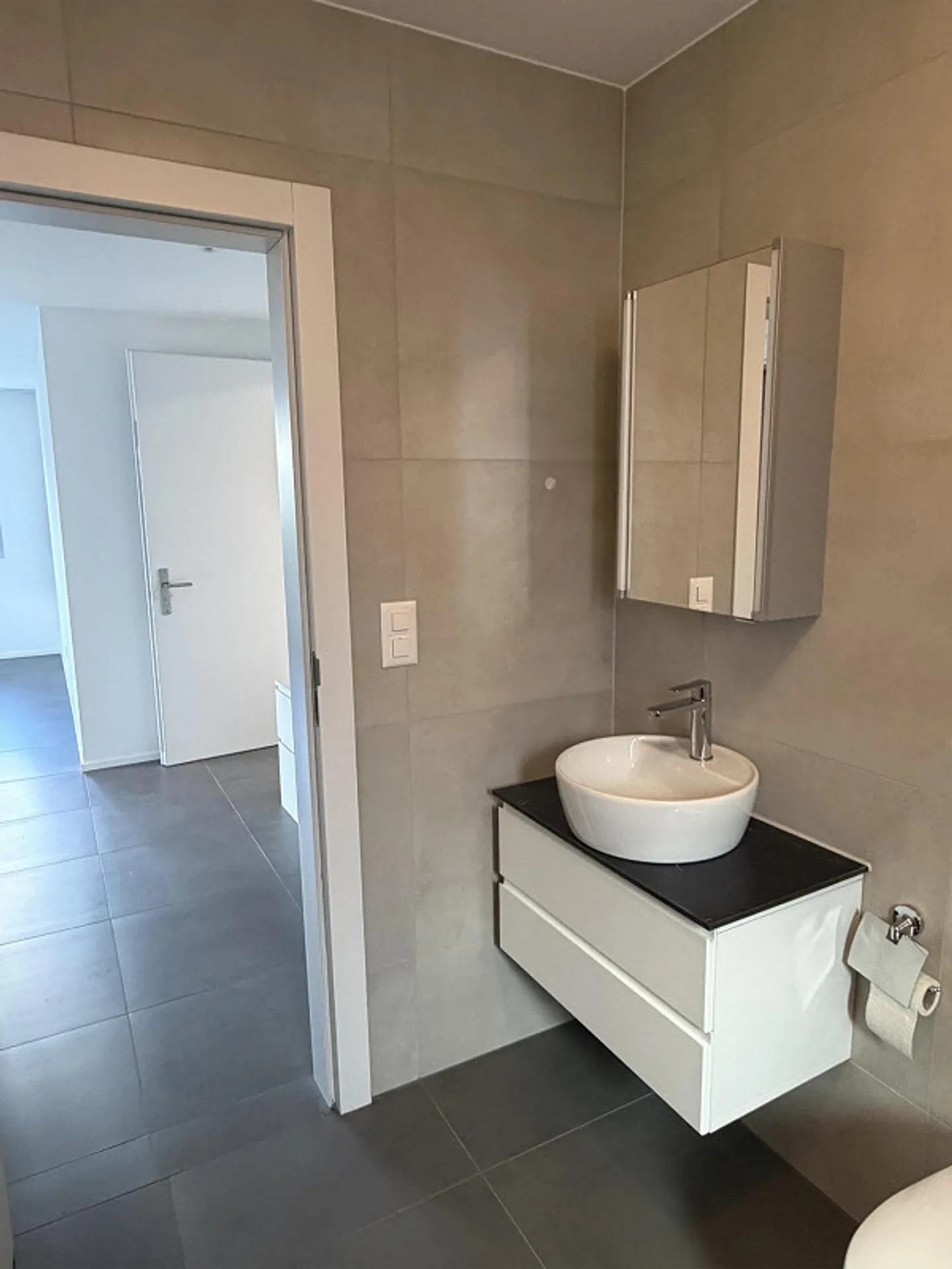 Grosse, moderne 2.5-Zimmerwohnung ab sofort zu vermieten - Foto 8 von 9