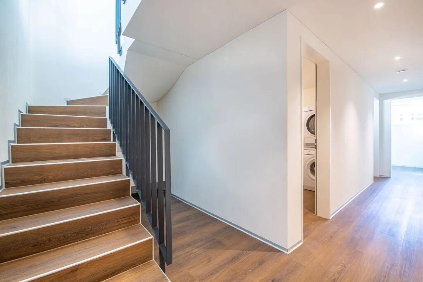 Appartamento duplex moderno nel cuore di Nänikon - Foto 4 di 13