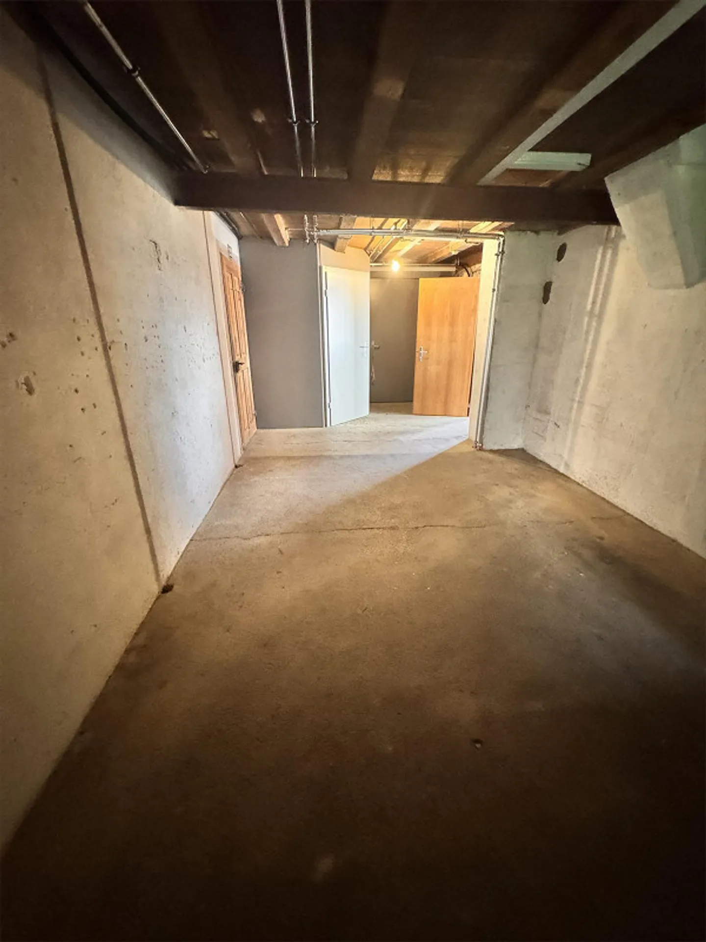 Atelier polyvalent avec toilettes et 4 places de parking dans un emplacement central - Photo 2 sur 4