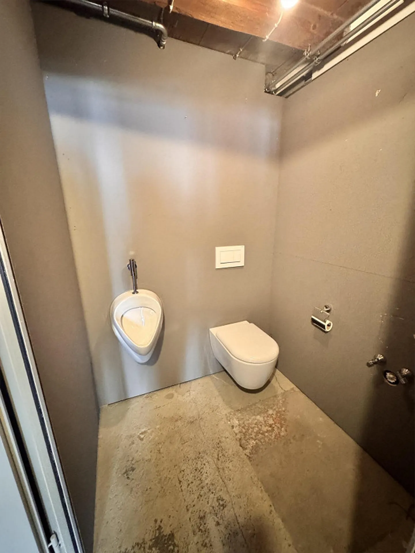 Atelier polyvalent avec toilettes et 4 places de parking dans un emplacement central - Photo 3 sur 4