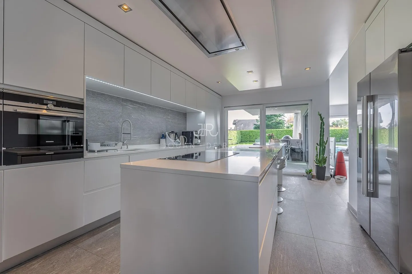 Modern Villa with Pool in Terre Sainte - Photo 2 of 9