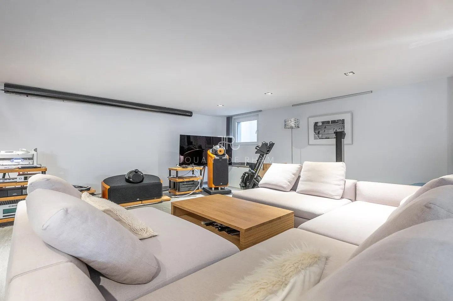 Modern Villa with Pool in Terre Sainte - Photo 7 of 9