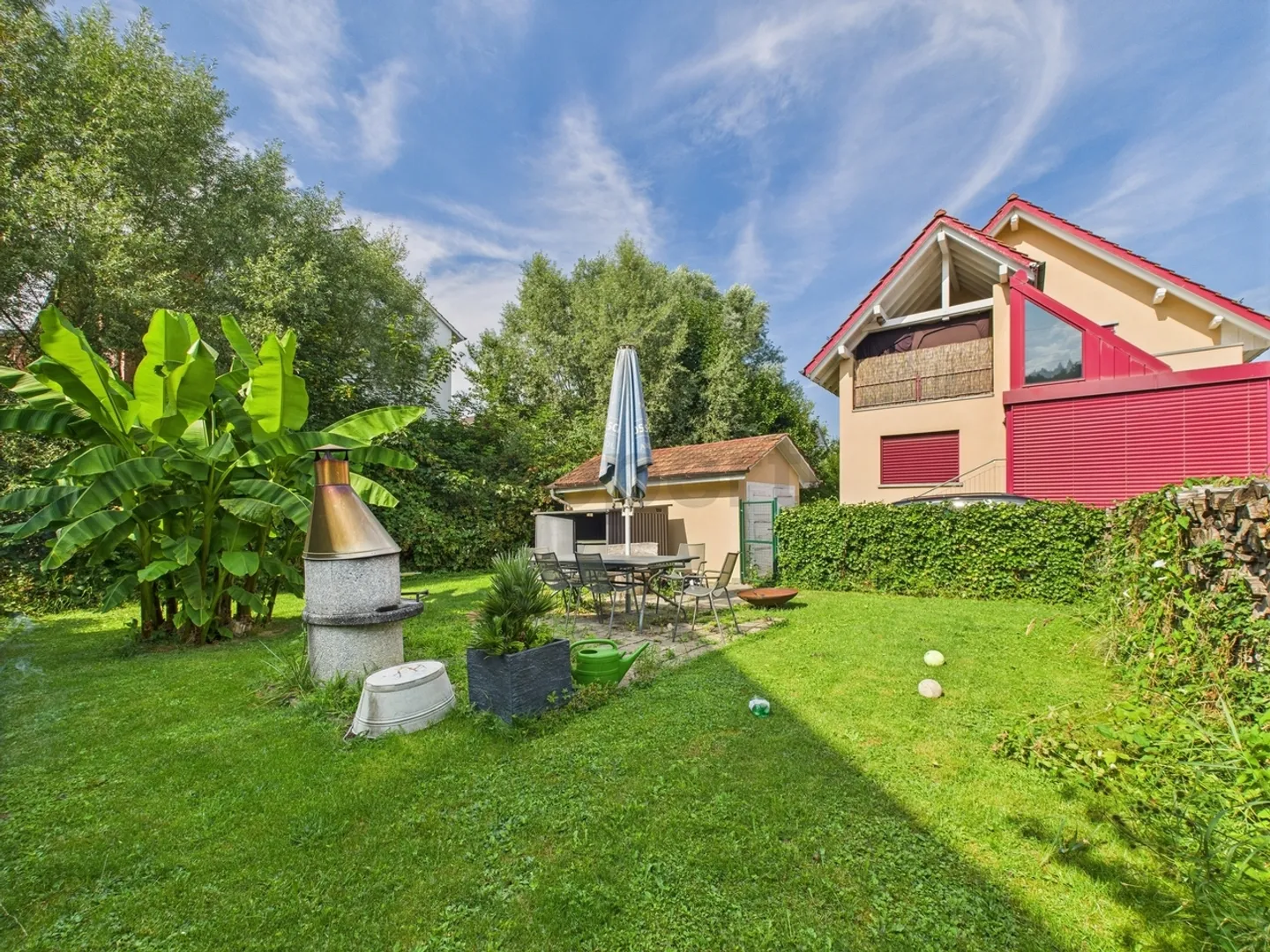 Spacious 8.5-room single-family house with garden and apartment - Photo 1 of 12