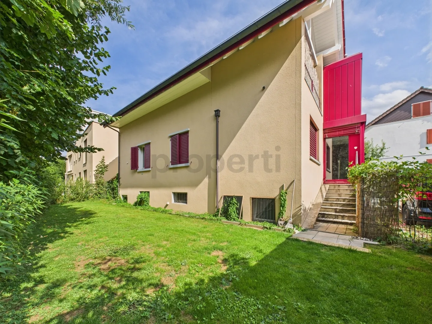 Spacious 8.5-room single-family house with garden and apartment - Photo 2 of 12