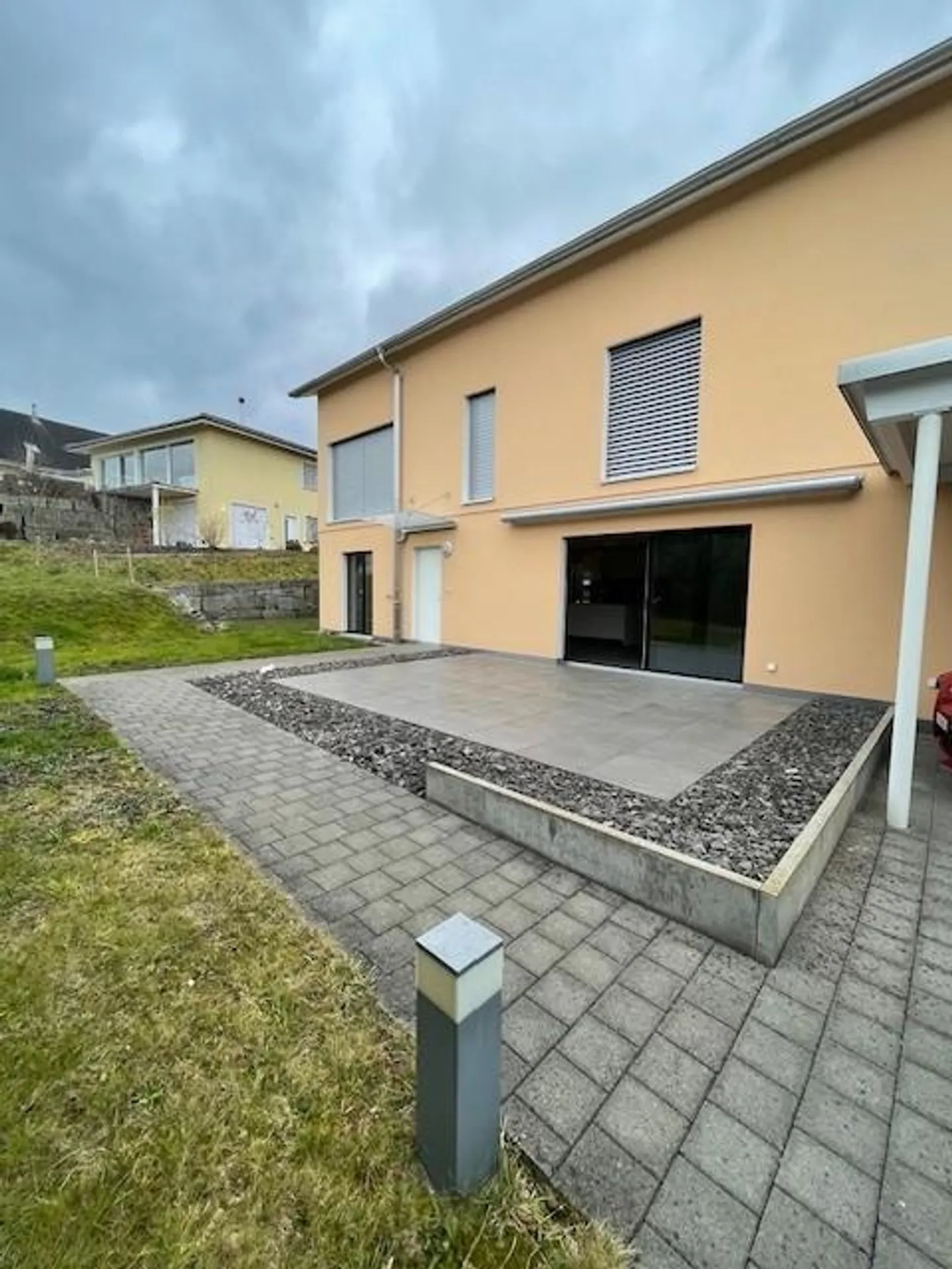 Appartement moderne de 3,5 pièces dans une maison individuelle - Photo 1 sur 8