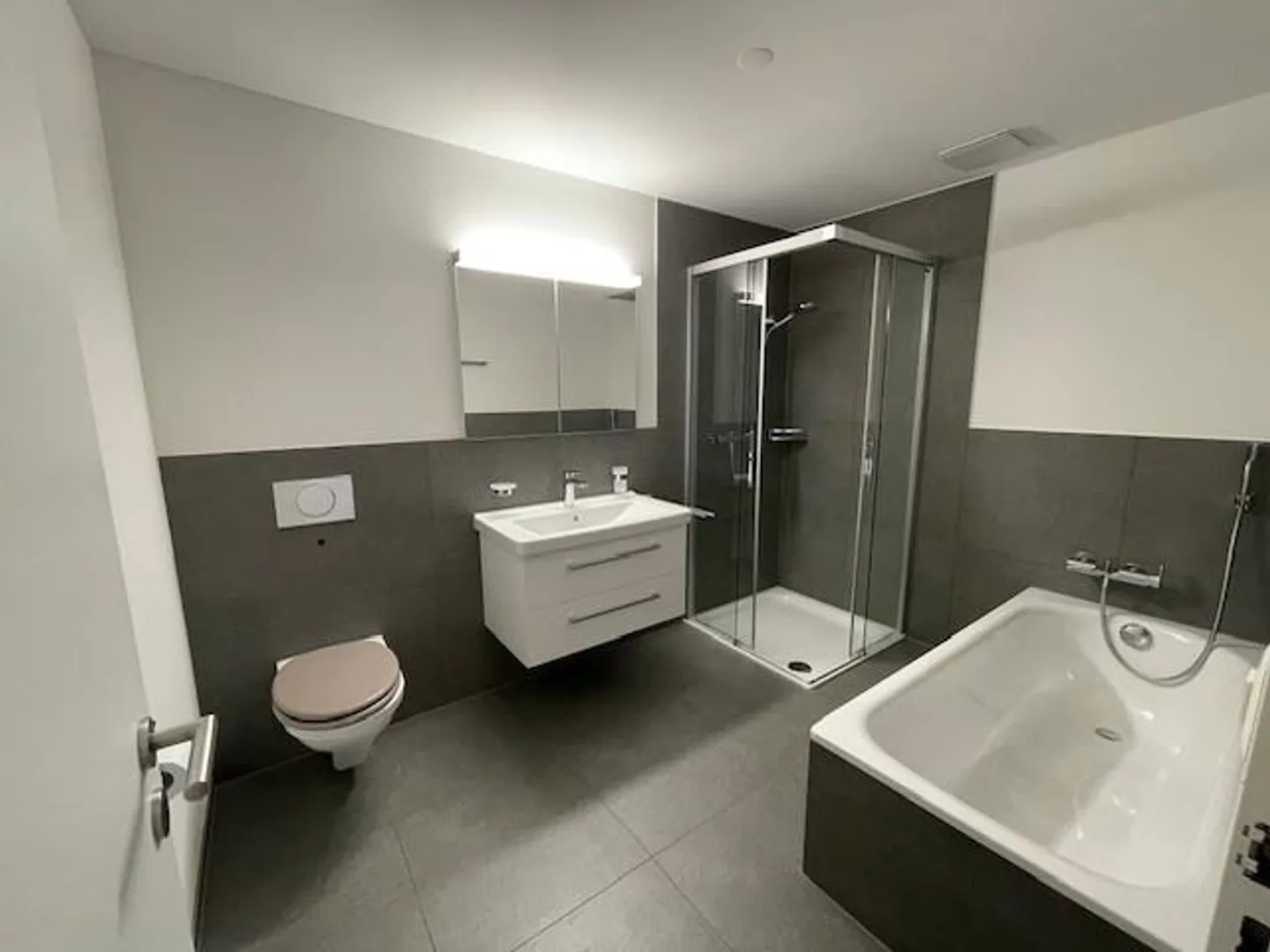 Appartement moderne de 3,5 pièces dans une maison individuelle - Photo 4 sur 8